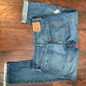 Woman’s Distressed Levis cropped BoyfriendJeans 27